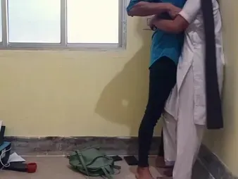 Promoter Suheli instructs Indian tution class with say no to good-sized cupcakes and saucy cooch handy along to store