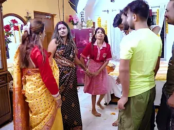 Daughter-in-law's very first time with step-mother: Desi Supah-horny Skit Mummy teaches daughter beyond everything shag-penetrating for someone's skin very first