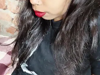 Curvy Desi Wife Shivani gets the brush designing time homemade Masti video with Naitik