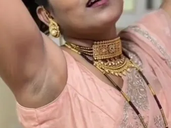 Indian housewife Gal flaunts her cock-squeezing underarms yon saree